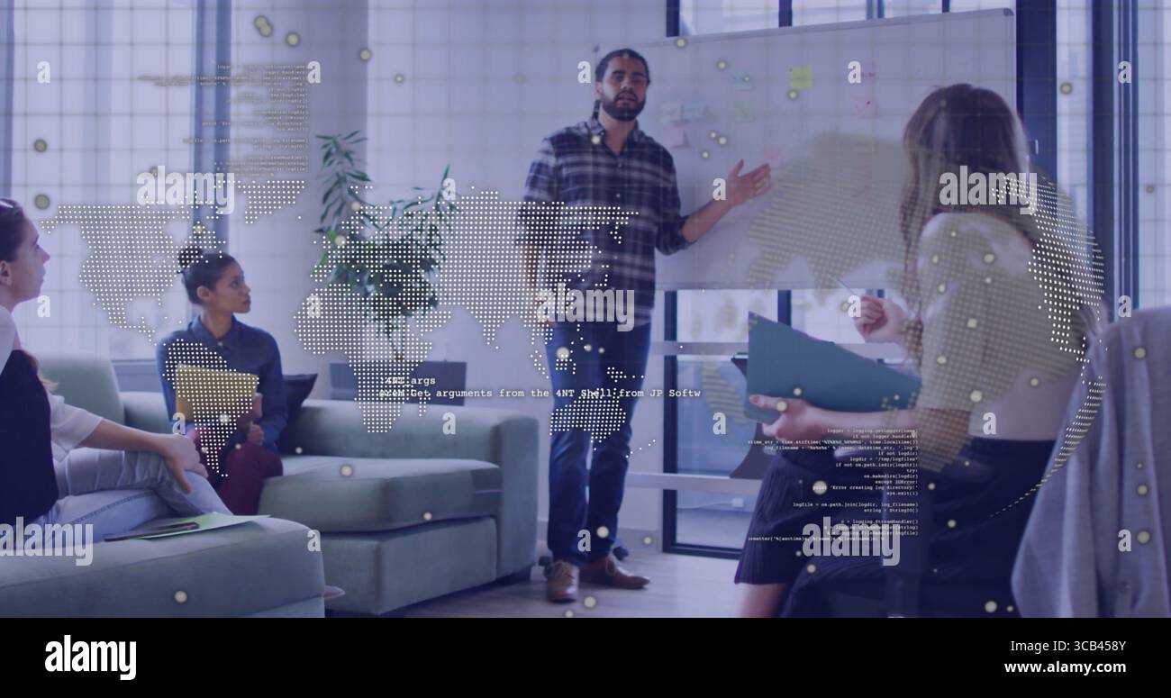 Präsentator mit Gesten, der den Projektplan in der Besprechungslounge erklärt, mit Klebenotizen auf dem Whiteboard Stockfoto