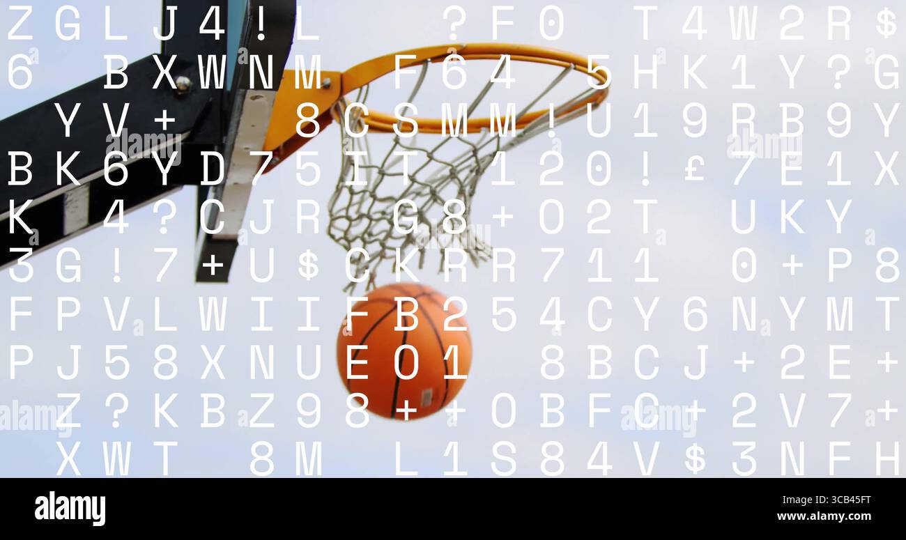Orangener Basketball durch einen Metallkorb auf dem Spielplatz mit weißem Netz und Rückwand Stockfoto