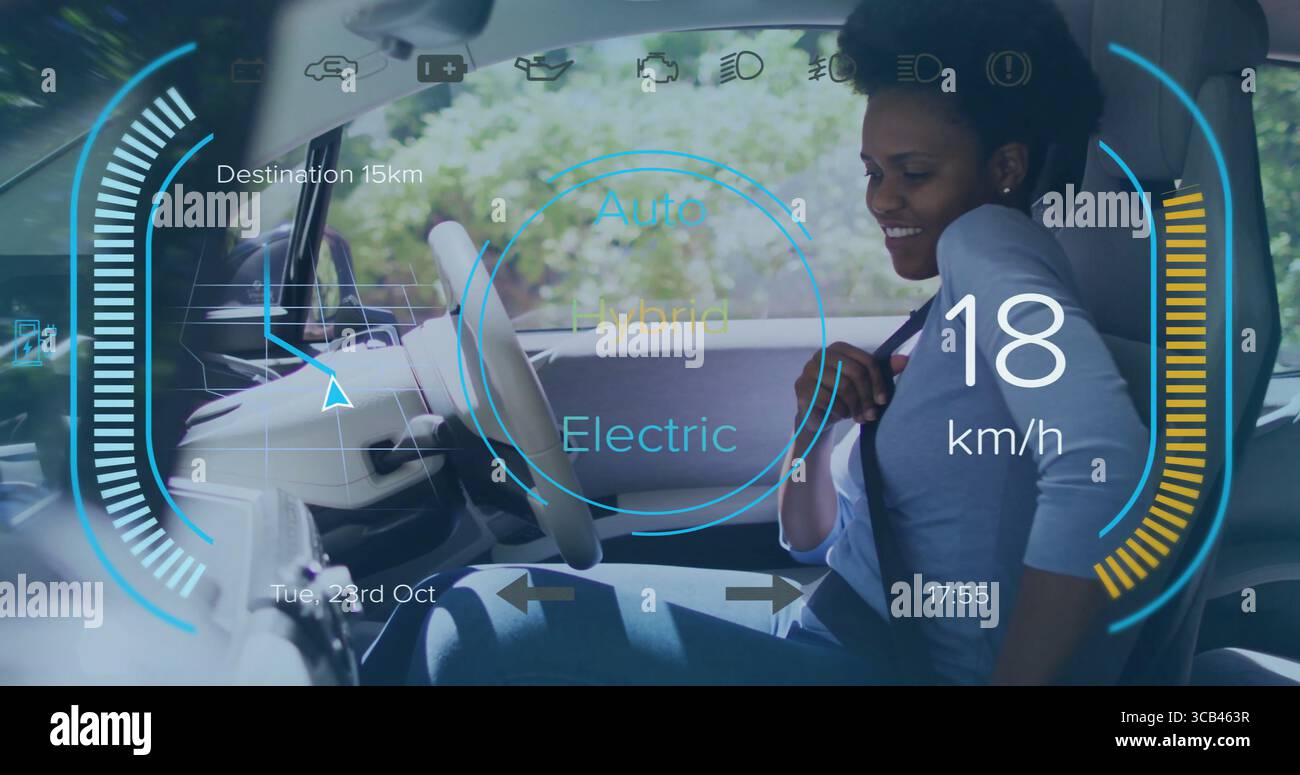 Frau, die den Sicherheitsgurt in der Fahrzeugkabine anlegt, mit Lenkrad und digitalem Display, Kopierraum Stockfoto
