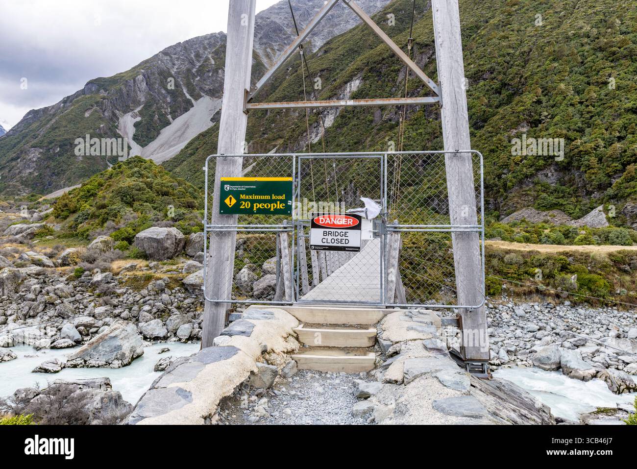 Der Nationalpark Aoraki Mount Cook, Hooker Valley Track ist aufgrund der Wetterbedingungen an der ersten Swing Bridge geschlossen, Canterbury, Neuseeland Stockfoto