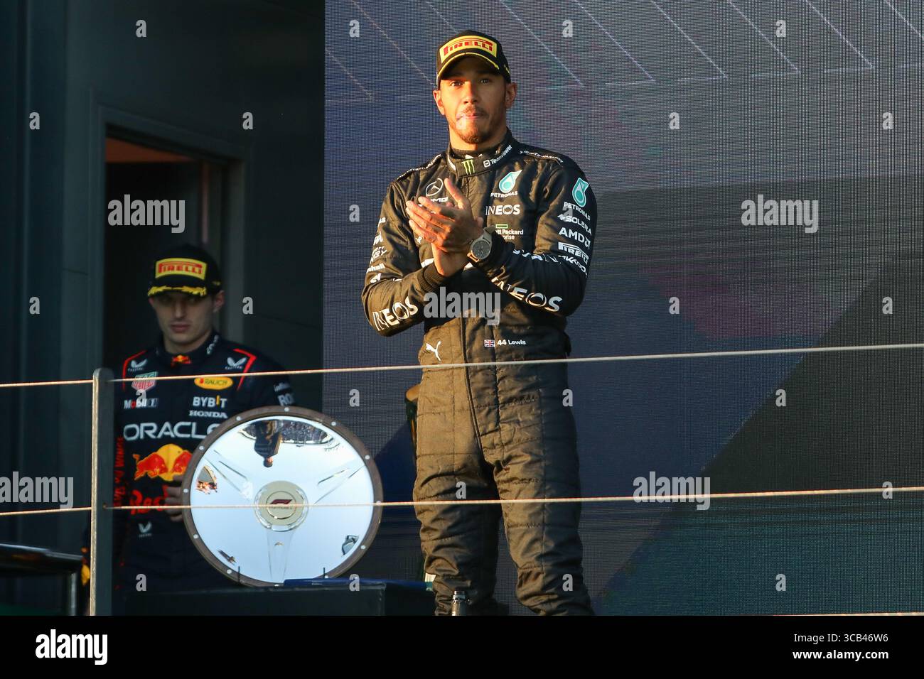 2. April 2023: Der britische Fahrer LEWIS HAMILTON feiert seinen Podestplatz nach dem Formel-1-Grand Prix von Australien 2023 auf dem Albert Park Circuit in Melbourne am 2. April 2023 in Melbourne (Foto: © Christopher Khoury/Australian Press Agency via ZUMA Wire) Stockfoto