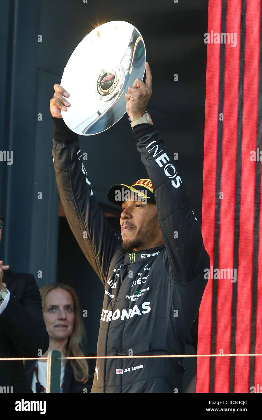 2. April 2023: Der britische Fahrer LEWIS HAMILTON feiert seinen Podestplatz nach dem Formel-1-Grand Prix von Australien 2023 auf dem Albert Park Circuit in Melbourne am 2. April 2023 in Melbourne (Foto: © Christopher Khoury/Australian Press Agency via ZUMA Wire) Stockfoto