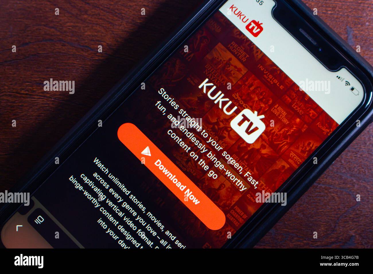 Mexiko-Stadt, MEXIKO - 13. Mai 2025 : Angled Smartphone Close-up zeigt KUKU TV Streaming App Download Bildschirm. Stockfoto