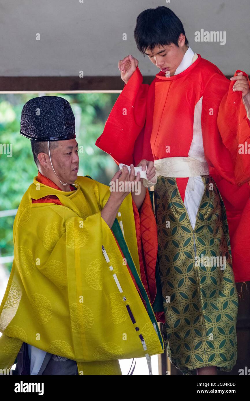 Ein komplizierter Einblick in die japanische Kultur, mit zwei Männern vor dem Beginn des Kamo Kurabeuma Festivals im Kamigamo-Schrein Stockfoto