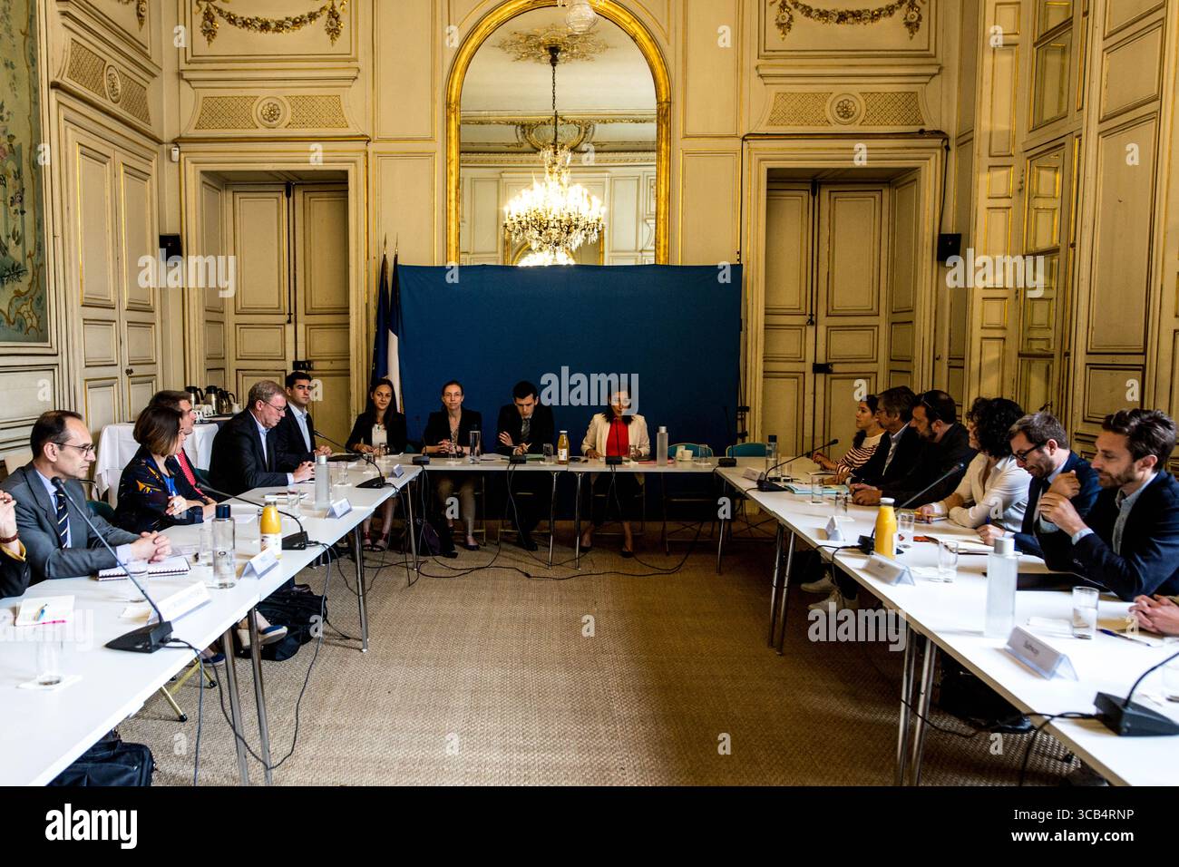 11. Juni 2019: Paris, Frankreich - Brune Poirson, Staatssekretär für ökologische und Solidaritätsfragen im Bereich des Übergangs, empfängt die führenden Vertreter der Fastfood-Ketten in Frankreich für die Entsorgung ihrer Abfälle. (Bild: © Sadak Souici/ZUMA Press Wire) Stockfoto