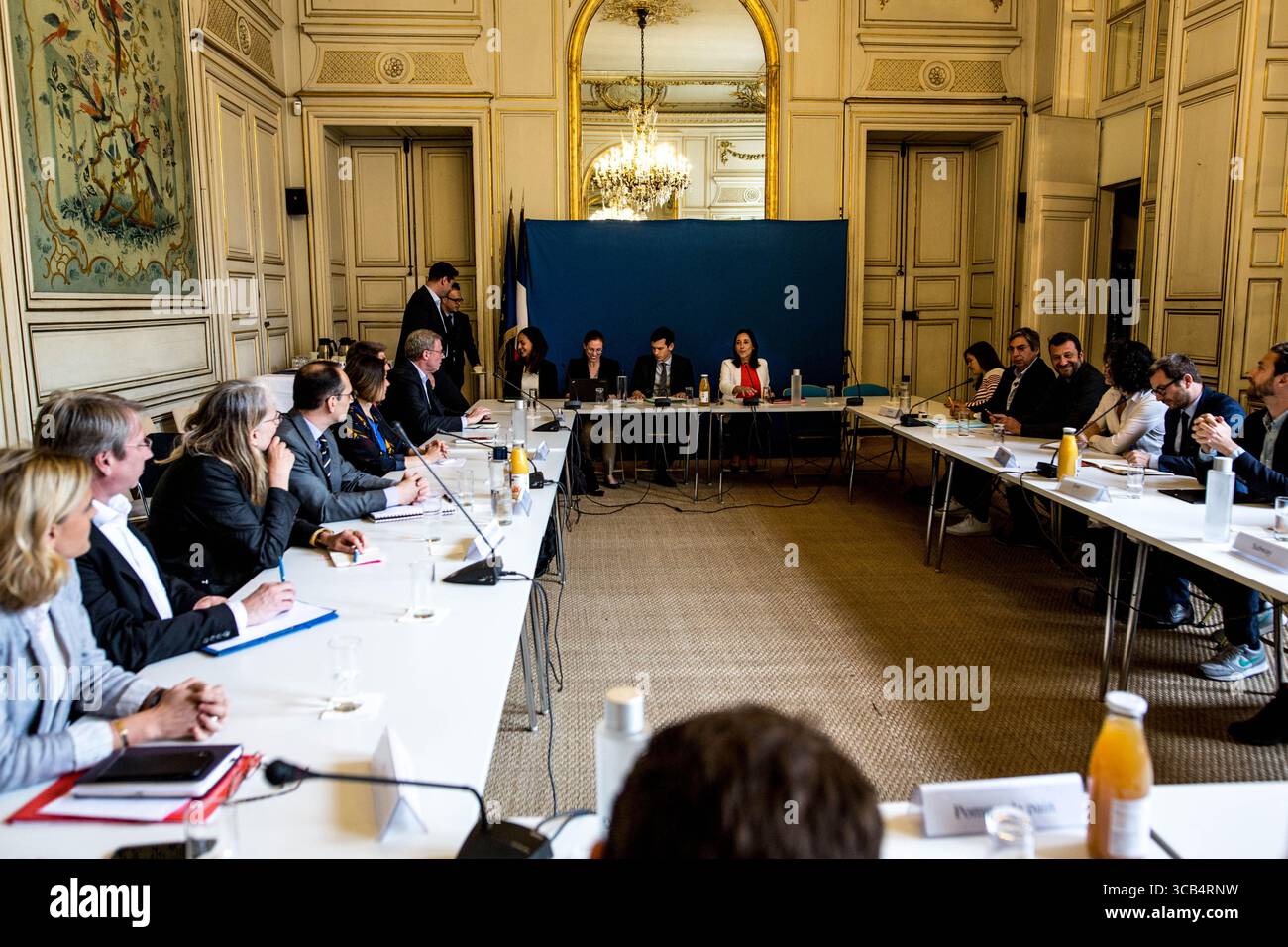 11. Juni 2019: Paris, Frankreich - Brune Poirson, Staatssekretär für ökologische und Solidaritätsfragen im Bereich des Übergangs, empfängt die führenden Vertreter der Fastfood-Ketten in Frankreich für die Entsorgung ihrer Abfälle. (Bild: © Sadak Souici/ZUMA Press Wire) Stockfoto