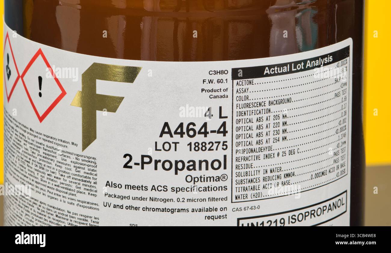 Houston, Texas USA 07-27-2025: 2-Propanol Isopropylalkohol-Etikettennaht auf der Chargenanalyse der Flasche. Stockfoto