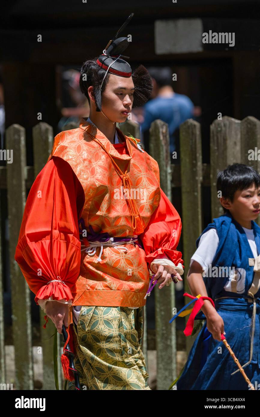 Kamo Kurabeum Festival im Kamigamo-Schrein mit Einzelpersonen in aufwendigen historischen Kostümen. Das Bild fängt das kulturelle Erbe und die Kultur ein Stockfoto