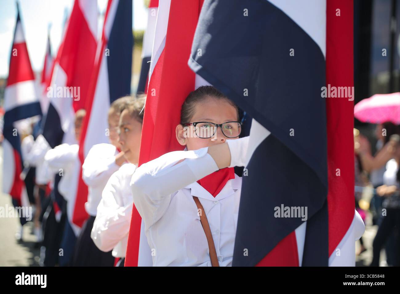 September 2023: 15.9.2018. San Jose. Desfiles de Bandas y abanderados de las escuelas y colegios de San Jose, por el Dia de la Independencia. Presentacion de los abanderados de la Escuela EspaÃÂ±a.. Foto Jeffrey Zamora (Foto: © Jeffrey Zamora R/La Nacion Via ZUMA Press) Stockfoto