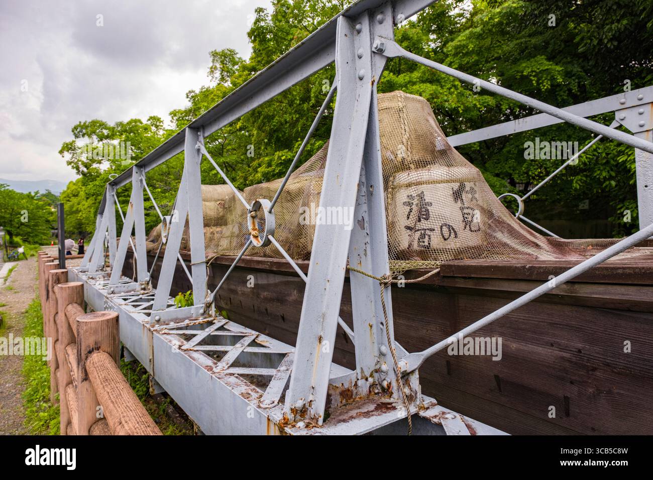 Historischer Schienenwagen für den Transport von Booten voller Fracht auf Keage Inclin, grüner Landschaft. Die verwitterte Struktur deutet auf Geschichte und Zeitlosigkeit hin Stockfoto Historischer Schienenwagen für den Transport von Booten voller Fracht auf Keage Inclin, grüner Landschaft. Die verwitterte Struktur deutet auf Geschichte und Zeitlosigkeit hin Stockfoto
