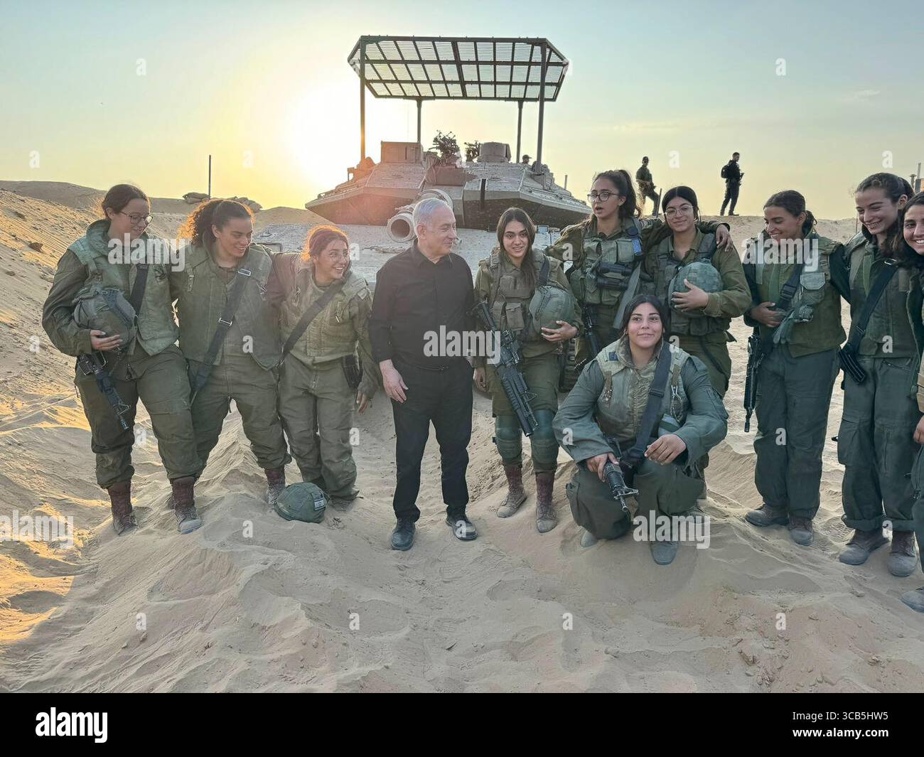 13. November 2023, Grenze zu Gaza, Israel: Der israelische Premierminister BENJAMIN NETANJAHU besucht die südliche Grenze zum Gazastreifen, die von den Männern und Frauen des IDF-Karakalbataillons beherbergt wird. Netanjahu wurde am 7. Oktober 2023 über die Aktivitäten des Bataillons informiert, bei dem Dutzende von Terroristen in den am Gazastreifen angrenzenden Gemeinden bekämpft wurden. (Kreditbild: © Kobi Gideon/Israeli GPO via ZUMA Press Wire) Stockfoto