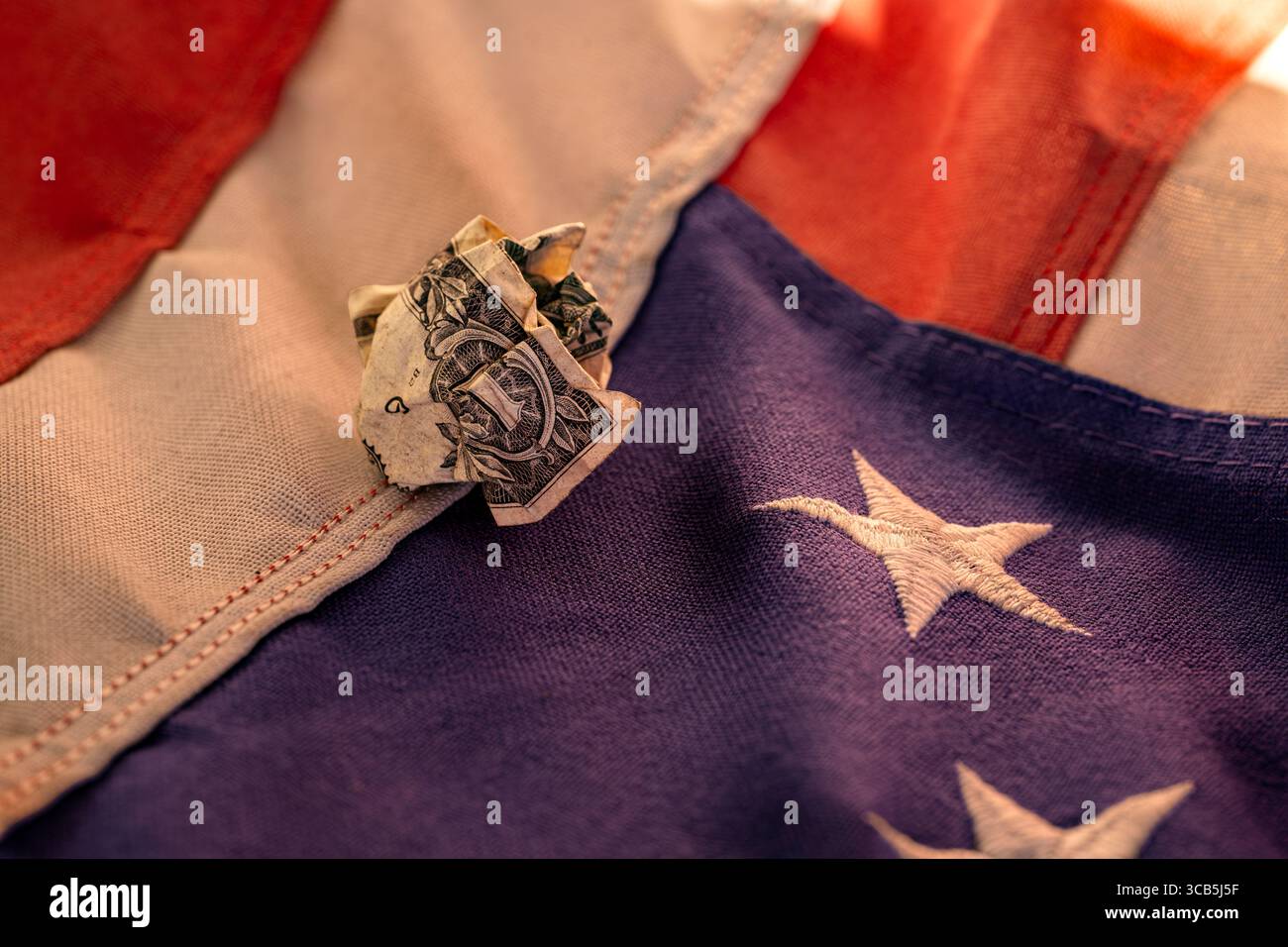 Nahaufnahme der US-Währung, die nationale wirtschaftliche Probleme und Marktvolatilität symbolisiert. Stockfoto