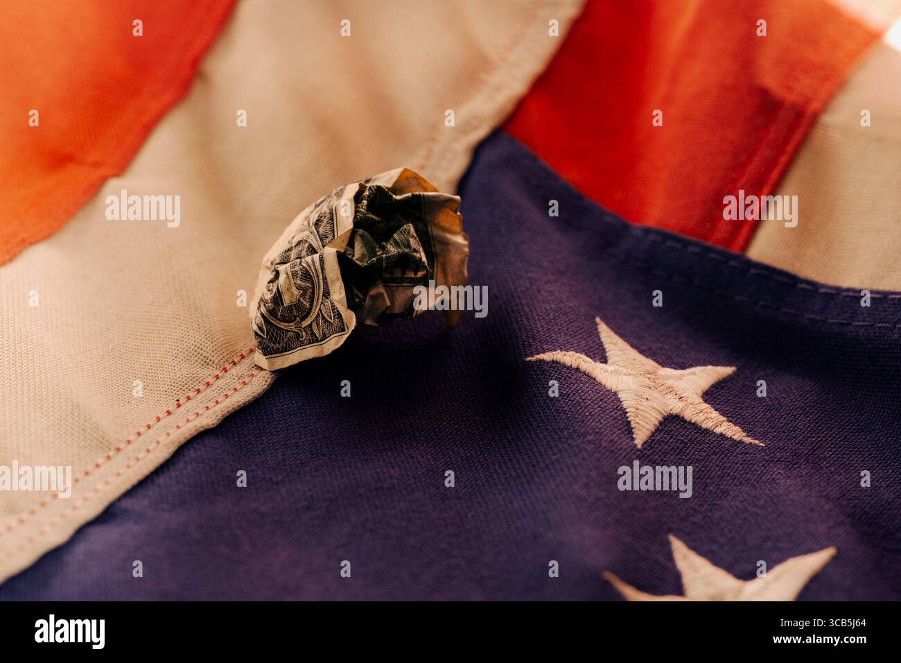 Abstrakte visuelle Darstellung ökonomischer Herausforderungen und Chancen durch symbolische Objekte in ausgewogener Komposition. Stockfoto