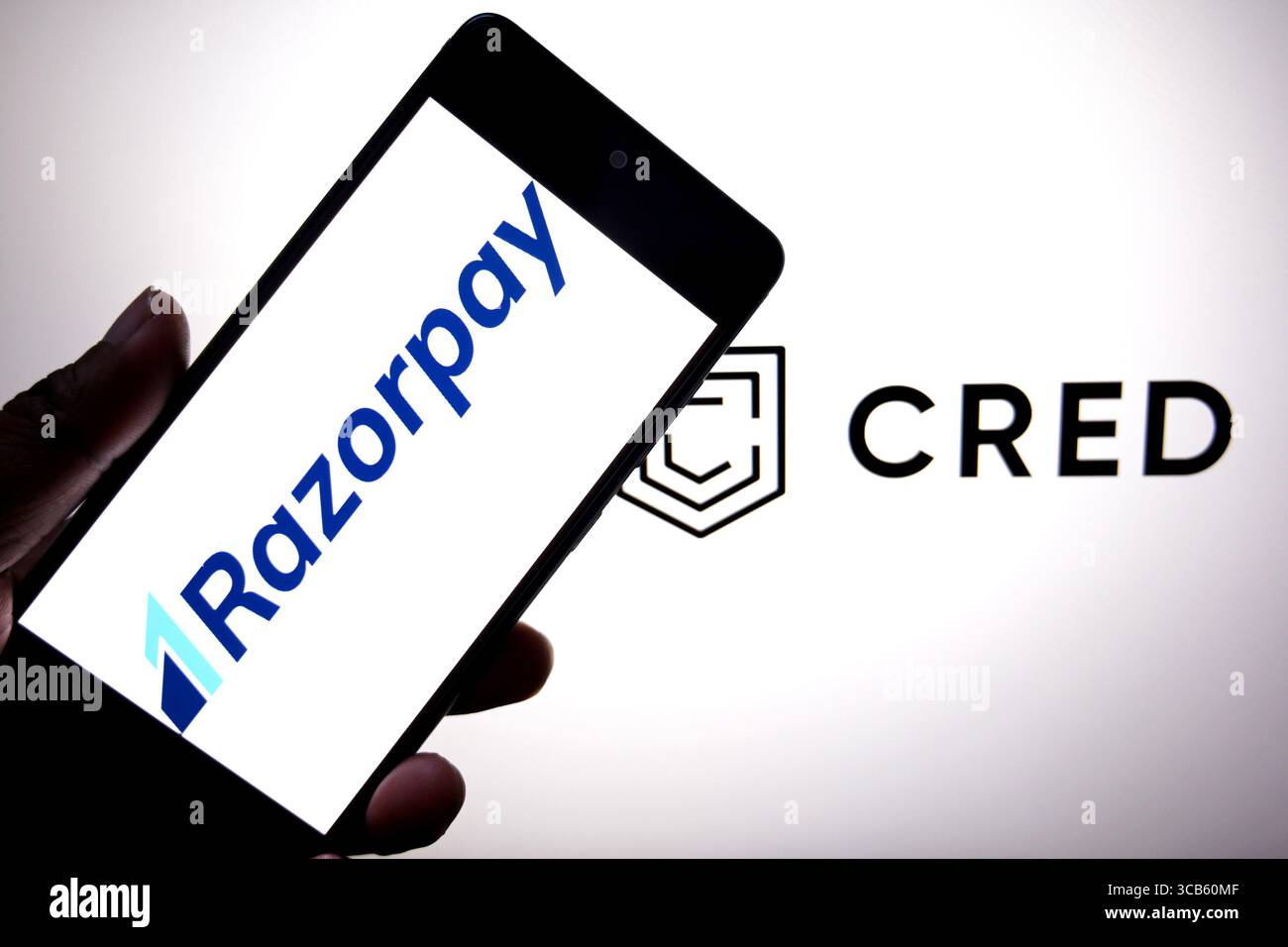 Indien. August 2025. In dieser Fotoabbildung wird auf einem Smartphone ein Razorpay-Logo mit einem CRED-Logo im Hintergrund angezeigt. (Foto von Avishek das/SOPA Images/SIPA USA) *** ausschließlich für redaktionelle Nachrichten *** Credit: SIPA USA/Alamy Live News Stockfoto