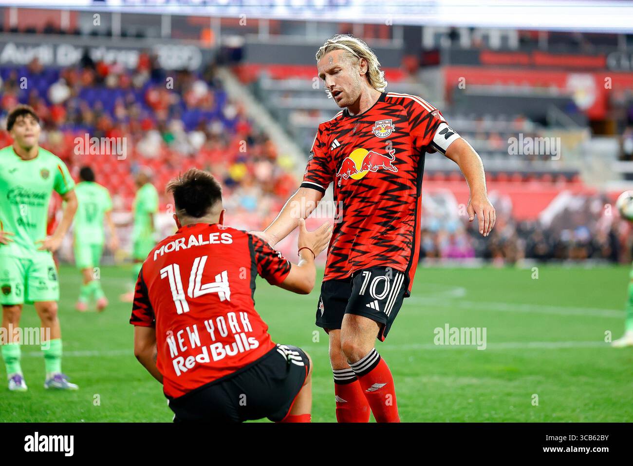7. August 2025: Der Mittelfeldspieler Emil Forsberg (10) der New York Red Bulls verteidigt Marcelo Morales (14) im Sports Illustrated Stadium in Harrison, New Jersey. Die New York Red Bulls besiegen den FC Juarez mit 5:3. Shaquan Woody/Cal Sport Media Stockfoto