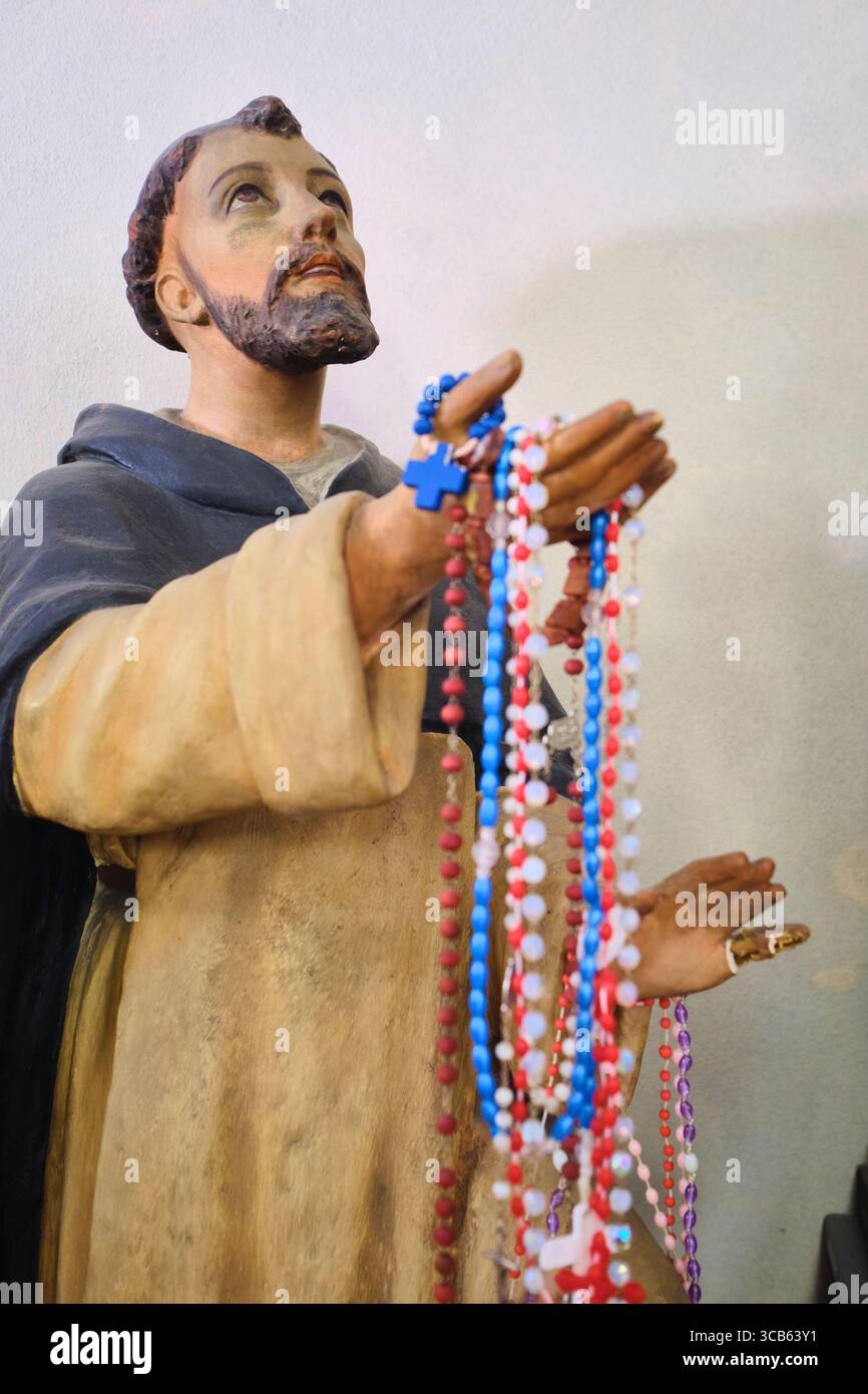 Ein heiliger, der eine Sammlung heiliger Ketten hält. Eine kleine Ikone, Reliquie in einer Nische. In der Kirche San Sepolcro in Mailand, Italien. Stockfoto