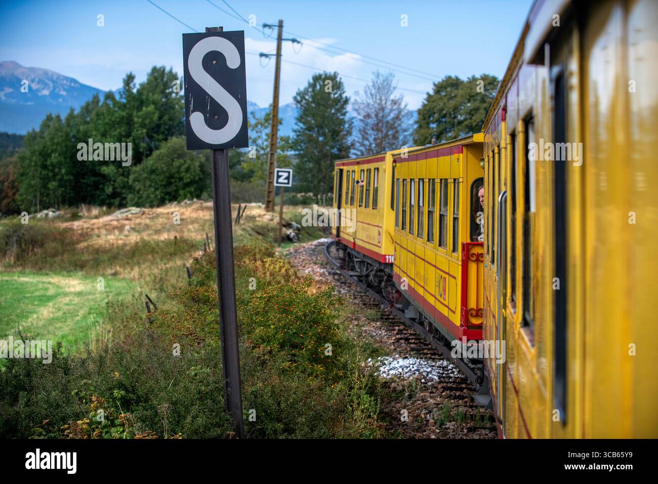 RosellÃ³n 25. August 2022, Languedoc-PyrÃ, Frankreich: Reise mit dem Gelben Zug oder Zug Jaune, nÃ-Orientales, Languedoc-Roussillon, Frankreich...die Ligne de Cerdagne, die in der Regel als Le Petit Train Jaune oder Gelber Zug oder Tren Groc bezeichnet wird, ist eine 1.000 mm-Bahnstrecke, die von Villefranche-de-Conflent nach Latour-de-Carol-Enveitg in der französischen Pyrenäe führt. Der Bau begann 1903 und der Abschnitt nach Mont-Louis wurde 1910 fertiggestellt, gefolgt von einer Verlängerung nach Latour-de-Carol im Jahr 1927. Er ist 63 Kilometer (39 mi) lang und steigt auf 1.593 Meter (5.226 ft) am BolquÃ¨Re-Eyne, dem höchsten Stockfoto