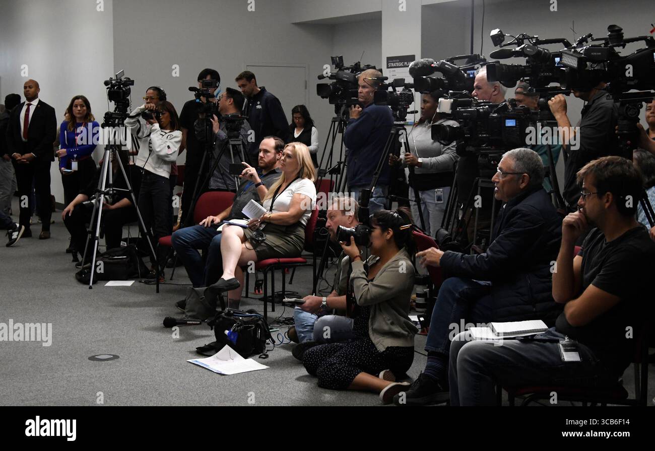 Medien, die Fragen während der Bürgermeisterin Karen Bass und Gouverneur Gavin Newsom in Los Angeles stellen, sowie Regierungsbeamte, um sich an die Medien bezüglich des Brandes auf der Autobahn I-10 zu wenden und über die laufenden Maßnahmen und Reparaturarbeiten zu informieren. Sonntag, Los Angeles CA/USA. November 2023..Foto: Gene Blevins/ZUMAPRESS) (Foto: © Gene Blevins/ZUMA Press Wire) Stockfoto Medien, die Fragen während der Bürgermeisterin Karen Bass und Gouverneur Gavin Newsom in Los Angeles stellen, sowie Regierungsbeamte, um sich an die Medien bezüglich des Brandes auf der Autobahn I-10 zu wenden und über die laufenden Maßnahmen und Reparaturarbeiten zu informieren. Sonntag, Los Angeles CA/USA. November 2023..Foto: Gene Blevins/ZUMAPRESS) (Foto: © Gene Blevins/ZUMA Press Wire) Stockfoto