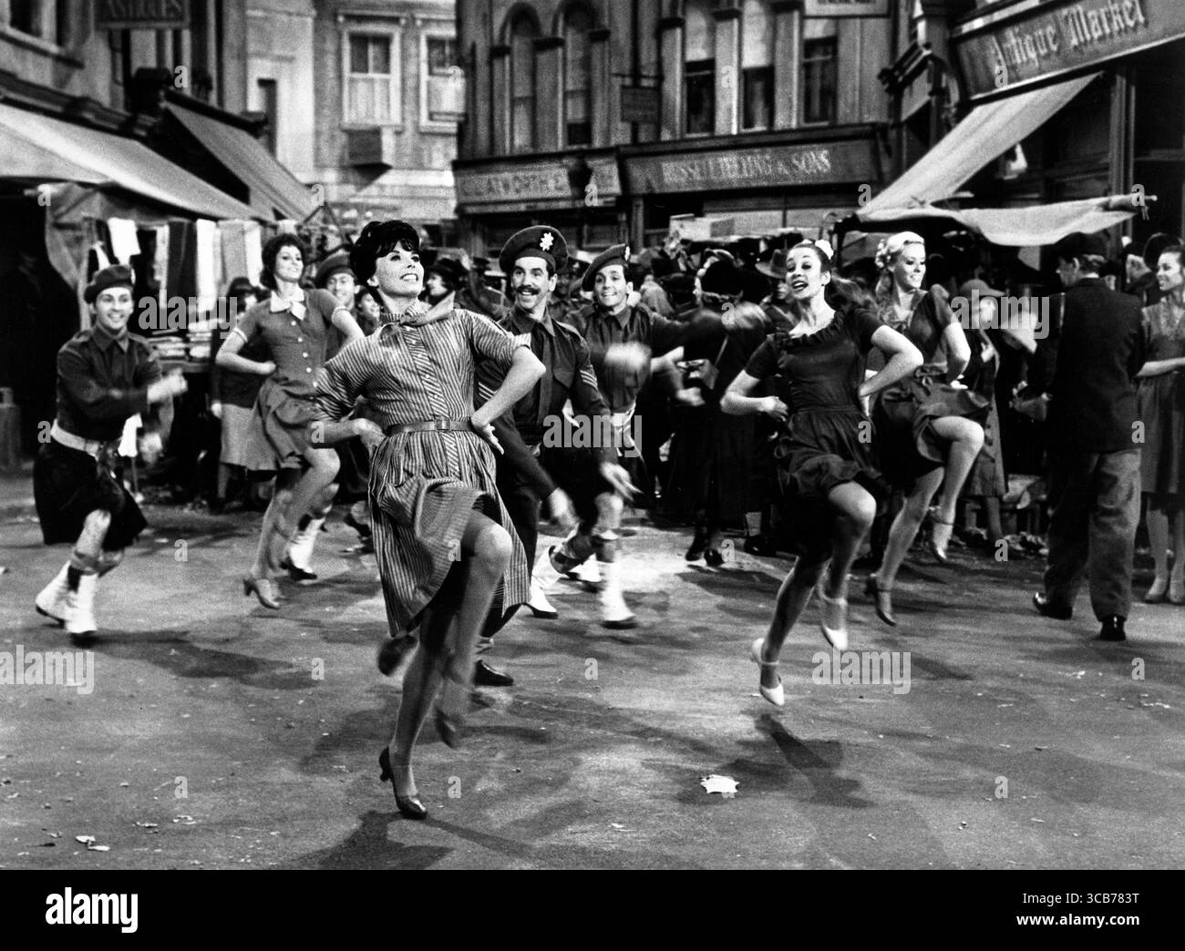 März 2023, USA: Ensemble-Musical-Nummer, am Set des Musical-Films „Bedknobs and Broomsticks“, Walt Disney Productions, Buena Vista Distribution, 1971 (Credit Image: © JT Vintage Via ZUMA Press Wire) Stockfoto