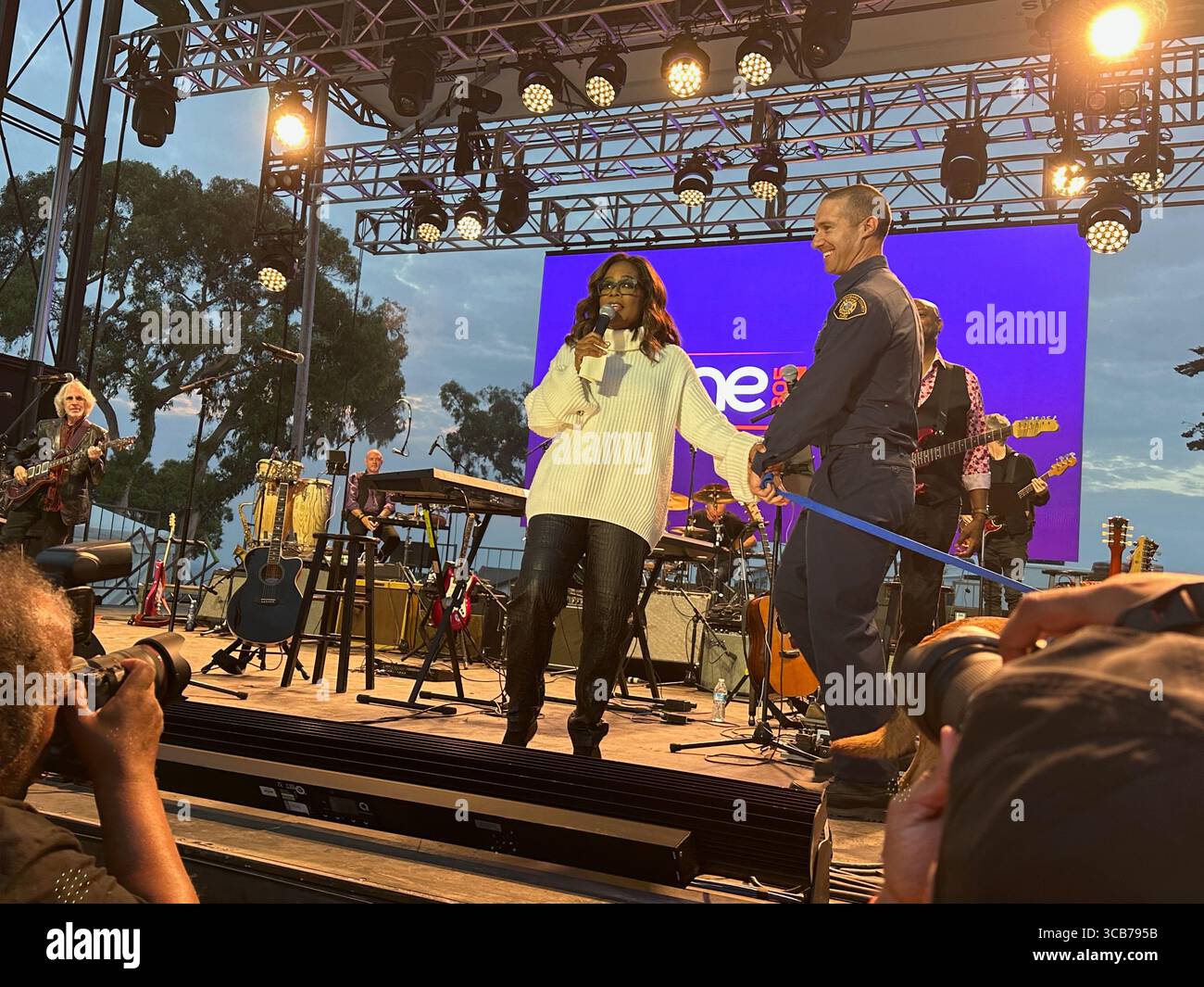 22. September 2023, Santa Barbara, Kalifornien, USA: Oprah Winfrey spricht offen und emotional mit dem Feuerwehrmann Sam Dudley von Santa Barbara, einem der ersten Helfer, der von den Millionen Dollar profitieren wird, die beim One805 Live-Konzert und VIP-Dinner im Kevin Costnerâ Anwesen am Meer gesammelt werden. Dies ist eine jährliche Spendenaktion im Wert von mehreren Millionen Dollar, die von One805.org durchgeführt wird, um Ersthelfer im Santa Barbara County zu unterstützen, darunter Polizei, Fire und Search and Rescue. Dieses Jahr gehen die meisten Mittel an First Responder psychische Gesundheit. (Bild: © Amy Katz/ZUMA Press Wire) Stockfoto