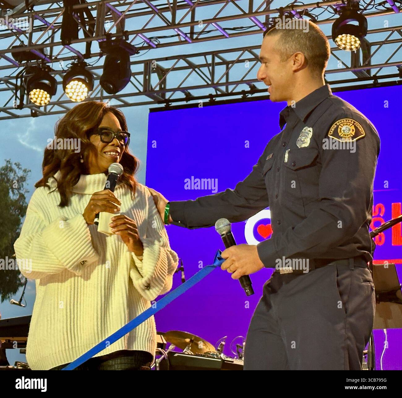 22. September 2023, Santa Barbara, Kalifornien, USA: OPRAH WINFREY spricht offen und emotional mit Santa Barbara Feuerwehrmann SAM DUDLEY, einem der ersten Helfer, der von den Millionen Dollar profitieren wird, die beim One805 Live-Konzert und VIP-Dinner auf Kevin Costners Anwesen am Meer gesammelt werden. Dies ist eine jährliche Spendenaktion im Wert von mehreren Millionen Dollar, die von One805.org durchgeführt wird, um Ersthelfer im Santa Barbara County zu unterstützen, darunter Polizei, Fire und Search and Rescue. Dieses Jahr gehen die meisten Mittel an First Responder psychische Gesundheit. (Bild: © Amy Katz/ZUMA Press Wire) Stockfoto