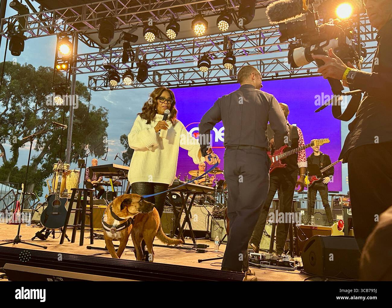 22. September 2023, Santa Barbara, Kalifornien, USA: Oprah Winfrey spricht offen und emotional mit dem Feuerwehrmann Sam Dudley von Santa Barbara, einem der ersten Helfer, der von den Millionen Dollar profitieren wird, die beim One805 Live-Konzert und VIP-Dinner im Kevin Costnerâ Anwesen am Meer gesammelt werden. Dies ist eine jährliche Spendenaktion im Wert von mehreren Millionen Dollar, die von One805.org durchgeführt wird, um Ersthelfer im Santa Barbara County zu unterstützen, darunter Polizei, Fire und Search and Rescue. Dieses Jahr gehen die meisten Mittel an First Responder psychische Gesundheit. (Bild: © Amy Katz/ZUMA Press Wire) Stockfoto