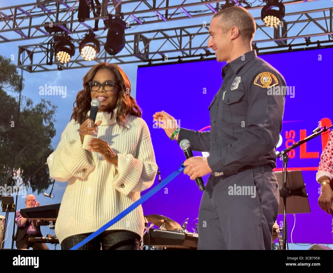 22. September 2023, Santa Barbara, Kalifornien, USA: Oprah Winfrey spricht offen und emotional mit dem Feuerwehrmann Sam Dudley von Santa Barbara, einem der ersten Helfer, der von den Millionen Dollar profitieren wird, die beim One805 Live-Konzert und VIP-Dinner im Kevin Costnerâ Anwesen am Meer gesammelt werden. Dies ist eine jährliche Spendenaktion im Wert von mehreren Millionen Dollar, die von One805.org durchgeführt wird, um Ersthelfer im Santa Barbara County zu unterstützen, darunter Polizei, Fire und Search and Rescue. Dieses Jahr gehen die meisten Mittel an First Responder psychische Gesundheit. (Bild: © Amy Katz/ZUMA Press Wire) Stockfoto