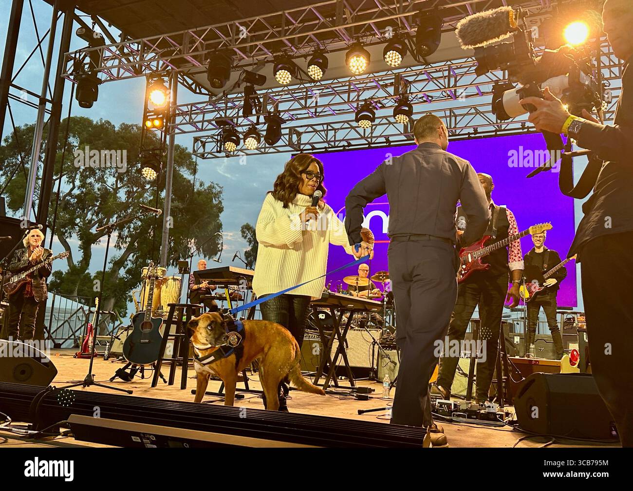 22. September 2023, Santa Barbara, Kalifornien, USA: Oprah Winfrey spricht offen und emotional mit dem Feuerwehrmann Sam Dudley von Santa Barbara, einem der ersten Helfer, der von den Millionen Dollar profitieren wird, die beim One805 Live-Konzert und VIP-Dinner im Kevin Costnerâ Anwesen am Meer gesammelt werden. Dies ist eine jährliche Spendenaktion im Wert von mehreren Millionen Dollar, die von One805.org durchgeführt wird, um Ersthelfer im Santa Barbara County zu unterstützen, darunter Polizei, Fire und Search and Rescue. Dieses Jahr gehen die meisten Mittel an First Responder psychische Gesundheit. (Bild: © Amy Katz/ZUMA Press Wire) Stockfoto