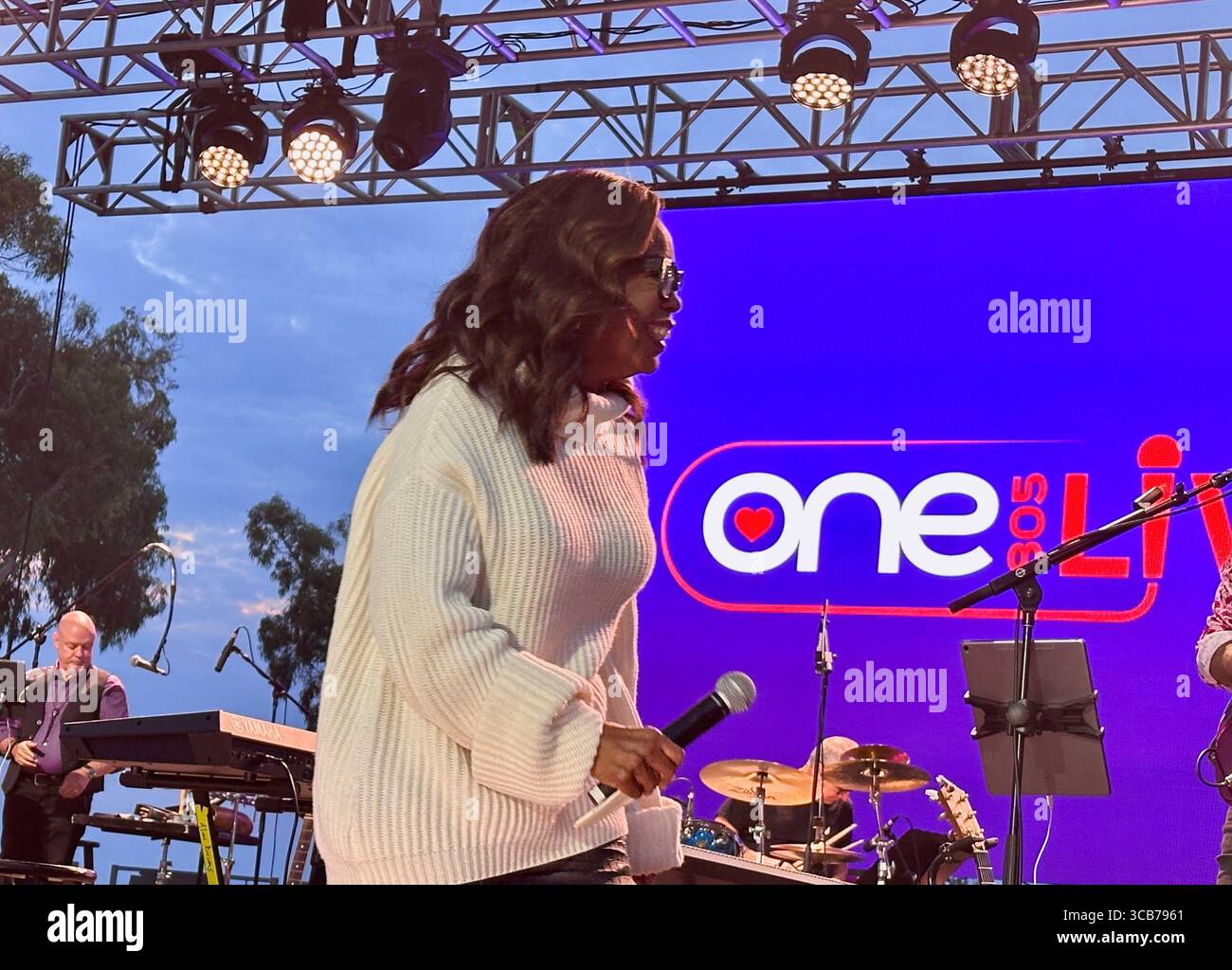 22. September 2023, Santa Barbara, Kalifornien, USA: Oprah Winfrey spricht offen und emotional mit dem Feuerwehrmann Sam Dudley von Santa Barbara, einem der ersten Helfer, der von den Millionen Dollar profitieren wird, die beim One805 Live-Konzert und VIP-Dinner im Kevin Costnerâ Anwesen am Meer gesammelt werden. Dies ist eine jährliche Spendenaktion im Wert von mehreren Millionen Dollar, die von One805.org durchgeführt wird, um Ersthelfer im Santa Barbara County zu unterstützen, darunter Polizei, Fire und Search and Rescue. Dieses Jahr gehen die meisten Mittel an First Responder psychische Gesundheit. (Bild: © Amy Katz/ZUMA Press Wire) Stockfoto