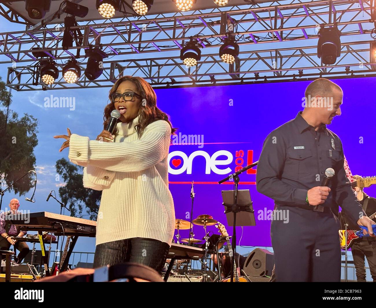 22. September 2023, Santa Barbara, Kalifornien, USA: Oprah Winfrey spricht offen und emotional mit dem Feuerwehrmann Sam Dudley von Santa Barbara, einem der ersten Helfer, der von den Millionen Dollar profitieren wird, die beim One805 Live-Konzert und VIP-Dinner im Kevin Costnerâ Anwesen am Meer gesammelt werden. Dies ist eine jährliche Spendenaktion im Wert von mehreren Millionen Dollar, die von One805.org durchgeführt wird, um Ersthelfer im Santa Barbara County zu unterstützen, darunter Polizei, Fire und Search and Rescue. Dieses Jahr gehen die meisten Mittel an First Responder psychische Gesundheit. (Bild: © Amy Katz/ZUMA Press Wire) Stockfoto