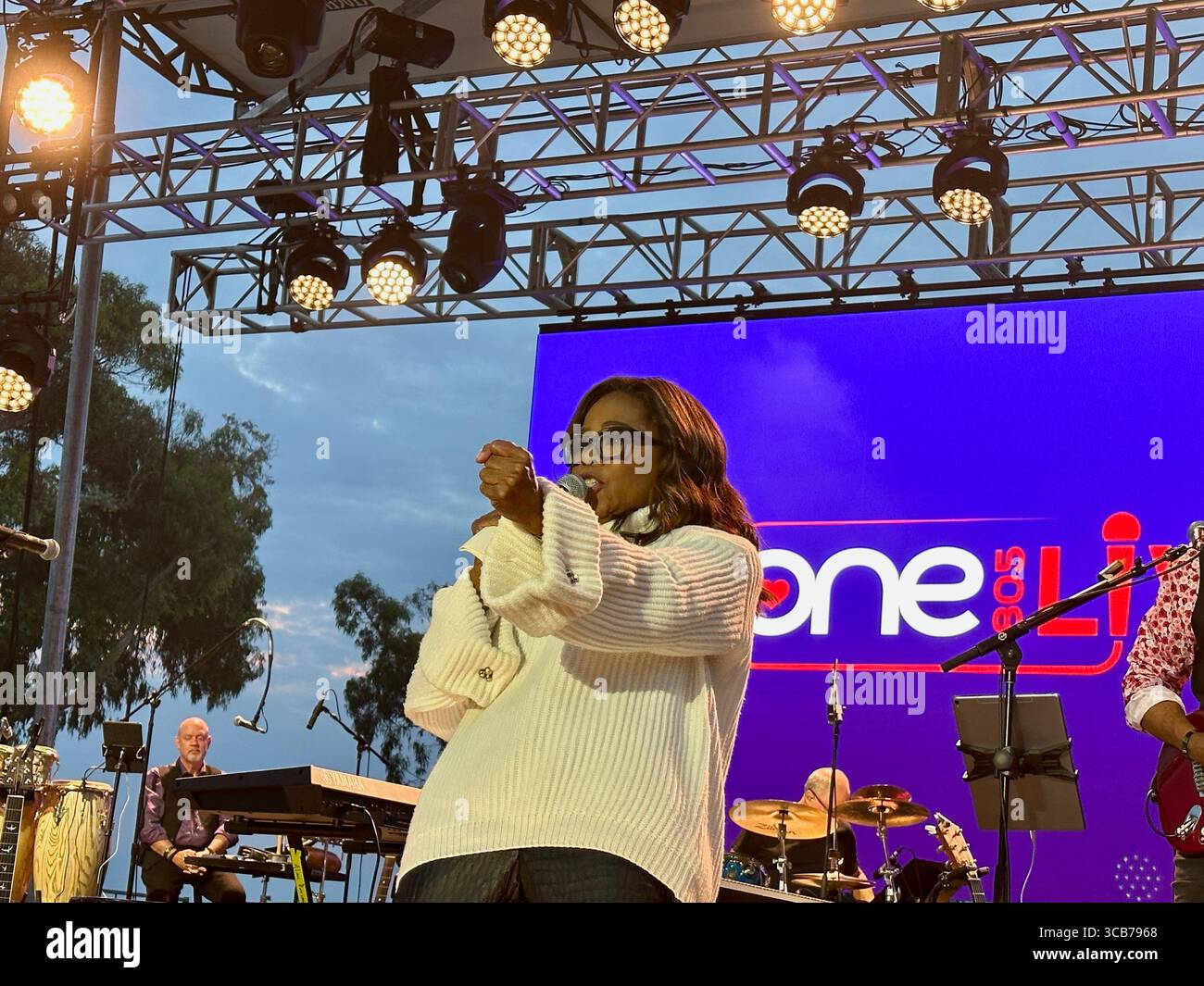 22. September 2023, Santa Barbara, Kalifornien, USA: Oprah Winfrey spricht offen und emotional mit dem Feuerwehrmann Sam Dudley von Santa Barbara, einem der ersten Helfer, der von den Millionen Dollar profitieren wird, die beim One805 Live-Konzert und VIP-Dinner im Kevin Costnerâ Anwesen am Meer gesammelt werden. Dies ist eine jährliche Spendenaktion im Wert von mehreren Millionen Dollar, die von One805.org durchgeführt wird, um Ersthelfer im Santa Barbara County zu unterstützen, darunter Polizei, Fire und Search and Rescue. Dieses Jahr gehen die meisten Mittel an First Responder psychische Gesundheit. (Bild: © Amy Katz/ZUMA Press Wire) Stockfoto