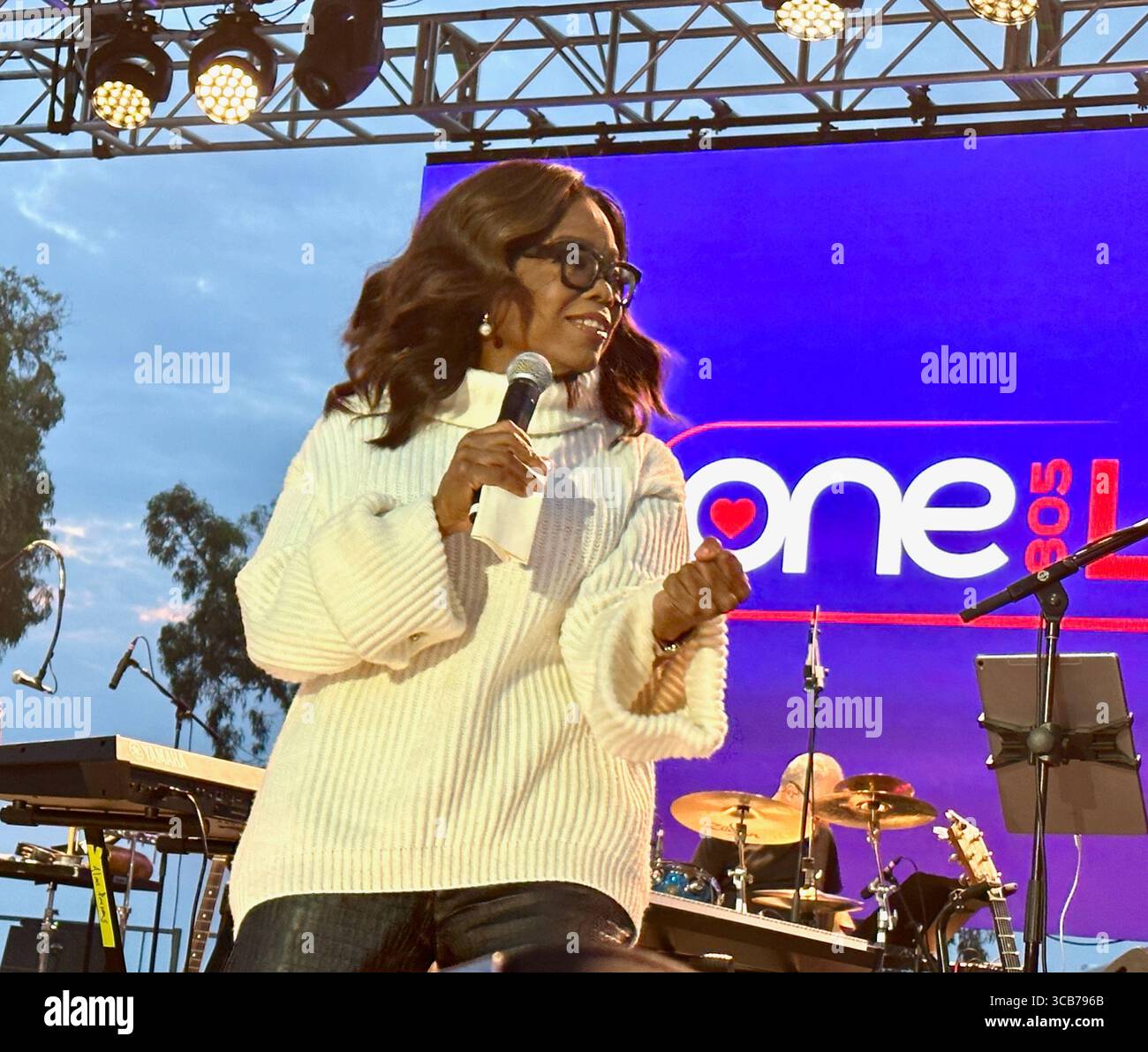 22. September 2023, Santa Barbara, Kalifornien, USA: Oprah Winfrey spricht offen und emotional mit dem Feuerwehrmann Sam Dudley von Santa Barbara, einem der ersten Helfer, der von den Millionen Dollar profitieren wird, die beim One805 Live-Konzert und VIP-Dinner im Kevin Costnerâ Anwesen am Meer gesammelt werden. Dies ist eine jährliche Spendenaktion im Wert von mehreren Millionen Dollar, die von One805.org durchgeführt wird, um Ersthelfer im Santa Barbara County zu unterstützen, darunter Polizei, Fire und Search and Rescue. Dieses Jahr gehen die meisten Mittel an First Responder psychische Gesundheit. (Bild: © Amy Katz/ZUMA Press Wire) Stockfoto