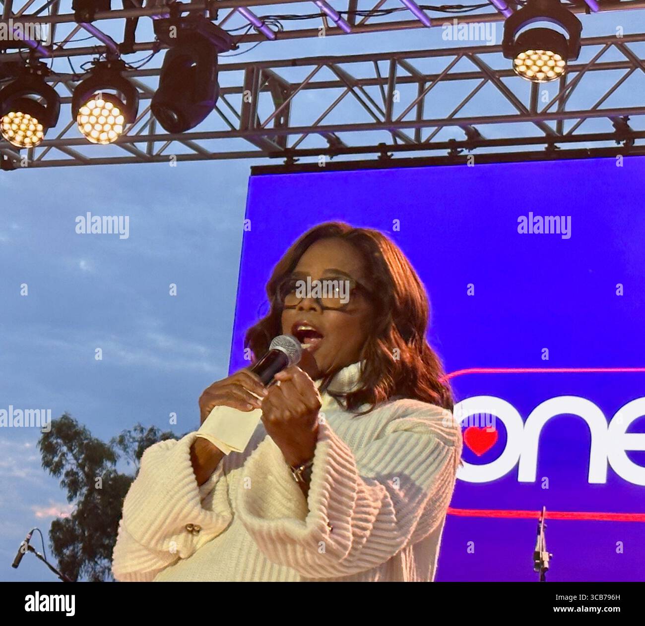 22. September 2023, Santa Barbara, Kalifornien, USA: Oprah Winfrey spricht offen und emotional mit dem Feuerwehrmann Sam Dudley von Santa Barbara, einem der ersten Helfer, der von den Millionen Dollar profitieren wird, die beim One805 Live-Konzert und VIP-Dinner auf Kevin Costnerâ Anwesen am Meer gesammelt werden. Dies ist eine jährliche Spendenaktion im Wert von mehreren Millionen Dollar, die von One805.org durchgeführt wird, um Ersthelfer im Santa Barbara County zu unterstützen, darunter Polizei, Fire und Search and Rescue. Dieses Jahr gehen die meisten Mittel an First Responder psychische Gesundheit. (Bild: © Amy Katz/ZUMA Press Wire) Stockfoto