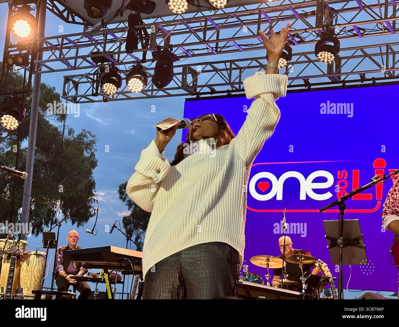 22. September 2023, Santa Barbara, Kalifornien, USA: OPRAH WINFREY beim One805 Live-Konzert und VIP-Dinner in Kevin Costners Anwesen am Meer. Dies ist eine jährliche Spendenaktion im Wert von mehreren Millionen Dollar, die von One805.org durchgeführt wird, um Ersthelfer im Santa Barbara County zu unterstützen, darunter Polizei, Fire und Search and Rescue. Dieses Jahr gehen die meisten Mittel an First Responder psychische Gesundheit. (Bild: © Amy Katz/ZUMA Press Wire) Stockfoto