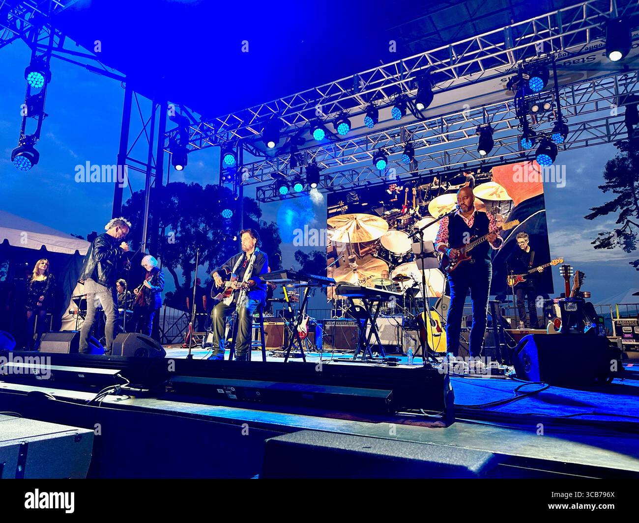 22. September 2023, Santa Barbara, Kalifornien, USA: Oprah Winfrey spricht offen und emotional mit dem Feuerwehrmann Sam Dudley von Santa Barbara, einem der ersten Helfer, der von den Millionen Dollar profitieren wird, die beim One805 Live-Konzert und VIP-Dinner im Kevin Costnerâ Anwesen am Meer gesammelt werden. Dies ist eine jährliche Spendenaktion im Wert von mehreren Millionen Dollar, die von One805.org durchgeführt wird, um Ersthelfer im Santa Barbara County zu unterstützen, darunter Polizei, Fire und Search and Rescue. Dieses Jahr gehen die meisten Mittel an First Responder psychische Gesundheit. (Bild: © Amy Katz/ZUMA Press Wire) Stockfoto