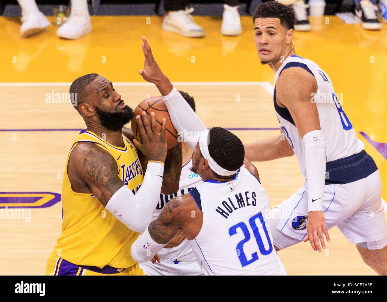 November 2023, Los Angeles, Kalifornien, USA: LEBRON JAMES, links der Los Angeles Lakers wird von RICHAUN HOLMES von den Dallas Mavericks während ihres NBA-Spiels am Mittwoch in der Crypto.com Arena in Los Angeles blockiert. (Kreditbild: © PI via ZUMA Press Wire) Stockfoto