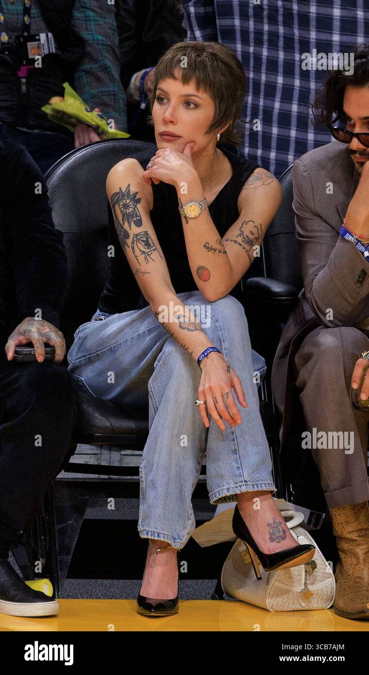 5. Januar 2024, Los Angeles, Kalifornien, USA: Halsey besucht das NBA-Spiel zwischen den Los Angeles Lakers und den Memphis Grizzlies am Freitag, 5. Januar 2024 in der Crypto.com Arena in Los Angeles, Kalifornien. JAVIER ROJAS/PI (Foto: © PI via ZUMA Press Wire) Stockfoto