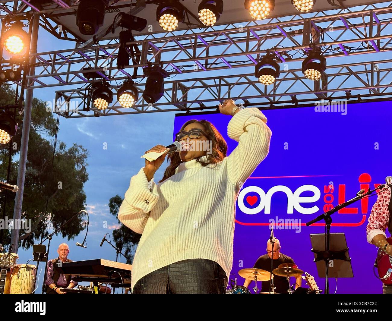 22. September 2023, Santa Barbara, Kalifornien, USA: OPRAH WINFREY beim One805 Live-Konzert und VIP-Dinner in Kevin Costners Anwesen am Meer. Dies ist eine jährliche Spendenaktion im Wert von mehreren Millionen Dollar, die von One805.org durchgeführt wird, um Ersthelfer im Santa Barbara County zu unterstützen, darunter Polizei, Fire und Search and Rescue. Dieses Jahr gehen die meisten Mittel an First Responder psychische Gesundheit. (Bild: © Amy Katz/ZUMA Press Wire) Stockfoto