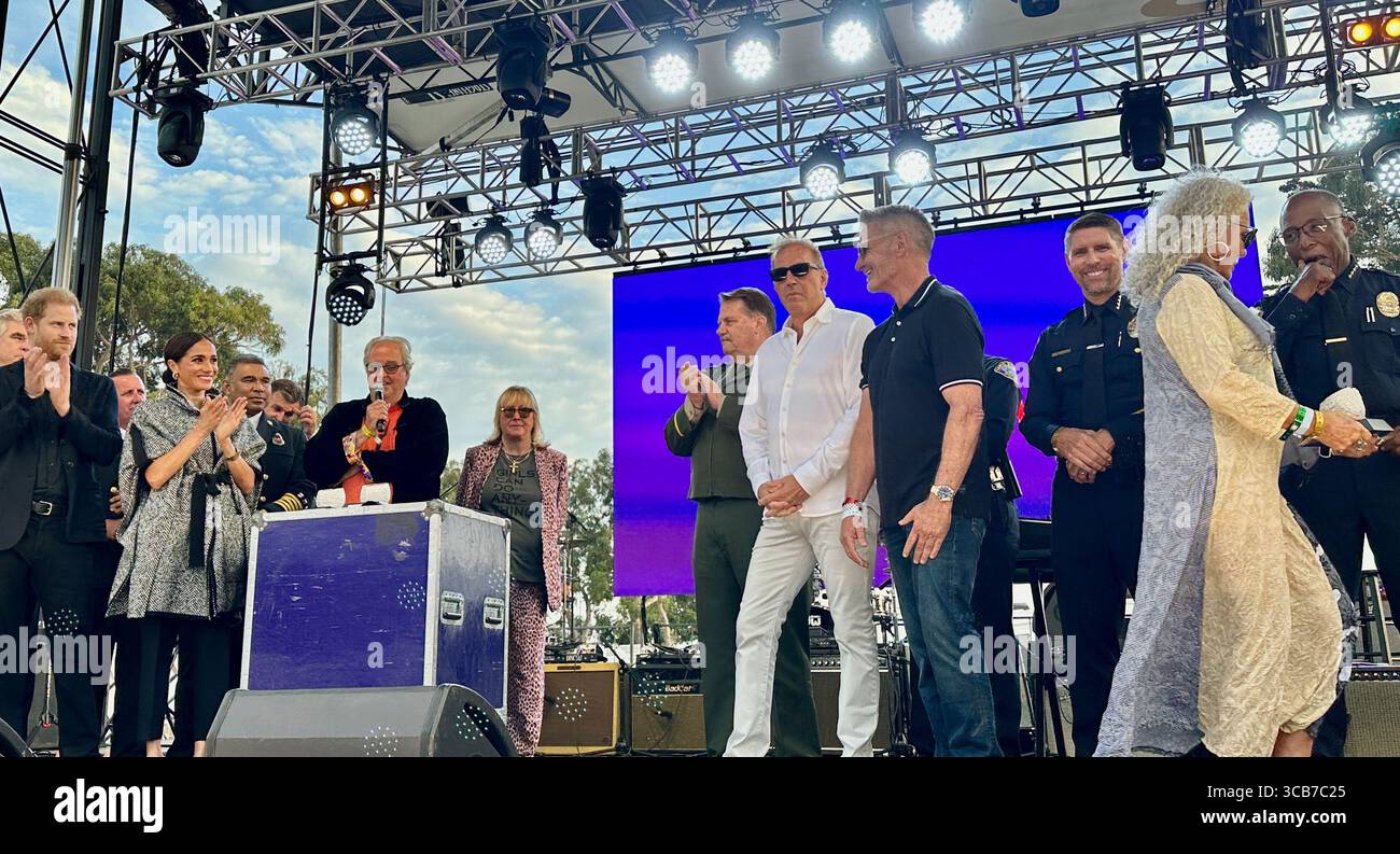 22. September 2023, Santa Barbara, Kalifornien, USA: Auf der linken Seite: Der Herzog und die Herzogin von Sussex, Prinz Harry und Prinzessin Meghan Markle, flankiert von Santa Barbara Fire Chiefs, die beim One805 Live Konzert und VIP Dinner im Kevin Costnerâ Anwesen am Meer geehrt werden. Kevin Costner befindet sich auf der rechten Seite, der Polizeichef von Santa Barbara County Bill Barr auf der rechten Seite und Adam McKaig, Gründer von Adamâ Angels, auf der linken Seite. Sowohl Männer als auch eine Frau erhielten den â œHeart des Community†Service Award, der ihnen vom königlichen Paar überreicht wurde. ..das ist eine jährliche, mehrere Millionen Dollar teure Spendenaktion Stockfoto