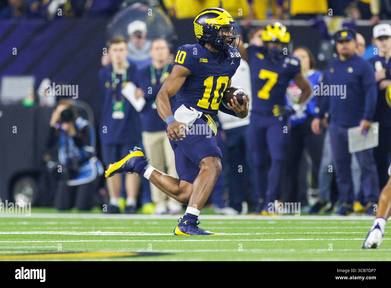 8. Januar 2024: Alex Orji (10) spielt mit dem Ball während des College Football Playoff National Championship-Spiels zwischen den Washington Huskies und den Michigan Wolverines im NRG Stadium in Houston, Texas. John Mersits/CSM (Credit Image: © John Mersits/CSM via ZUMA Press Wire) Stockfoto