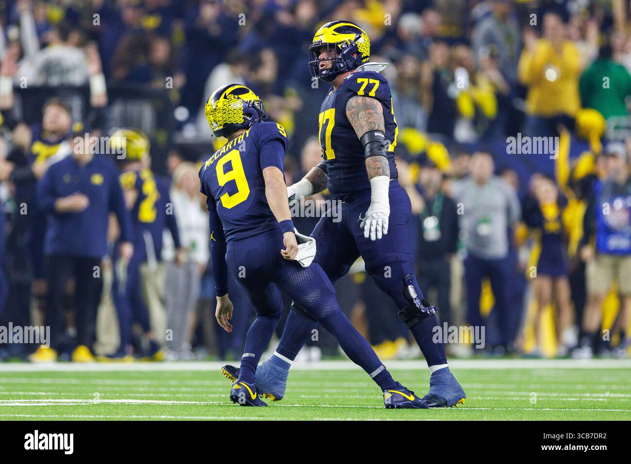 8. Januar 2024: Michigan Quarterback J.J. McCarthy (9) und Michigan Offensive Lineman Trevor Keegan (77) feiern den Touchdown während der College Football Playoff National Championship-Action zwischen den Washington Huskies und den Michigan Wolverines im NRG Stadium in Houston, Texas. John Mersits/CSM (Credit Image: © John Mersits/CSM via ZUMA Press Wire) Stockfoto