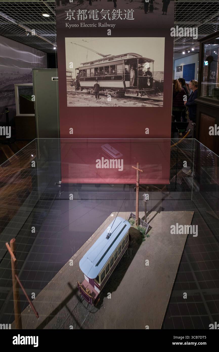 Ausstellung über die Geschichte der Kyoto Electric Railway im Lake Biwa Canal Museum, mit einem detaillierten Modell im Maßstab und zugehörigen Grafiken, Kyoto, Japan Stockfoto