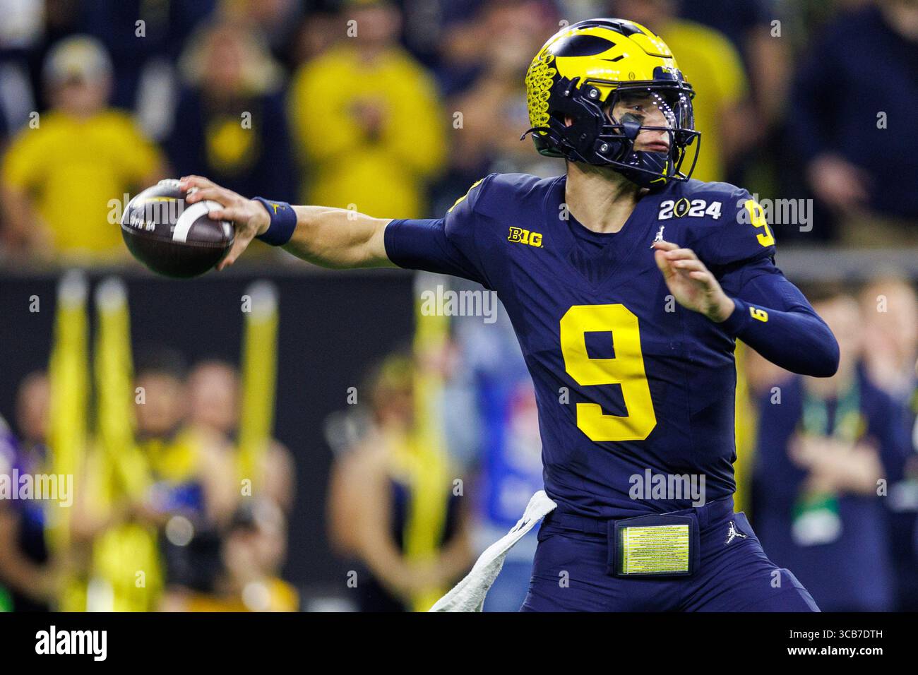 8. Januar 2024: Michigan Quarterback J.J. McCarthy (9) gibt den Ball während des College Football Playoff National Championship-Spiels zwischen den Washington Huskies und den Michigan Wolverines im NRG Stadium in Houston, Texas. John Mersits/CSM (Credit Image: © John Mersits/CSM via ZUMA Press Wire) Stockfoto