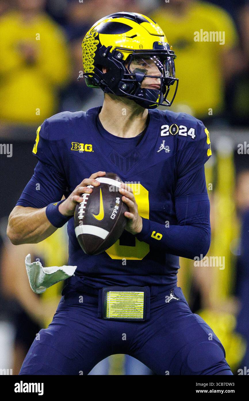 8. Januar 2024: Michigan Quarterback J.J. McCarthy (9) gibt den Ball während des College Football Playoff National Championship-Spiels zwischen den Washington Huskies und den Michigan Wolverines im NRG Stadium in Houston, Texas. John Mersits/CSM (Credit Image: © John Mersits/CSM via ZUMA Press Wire) Stockfoto