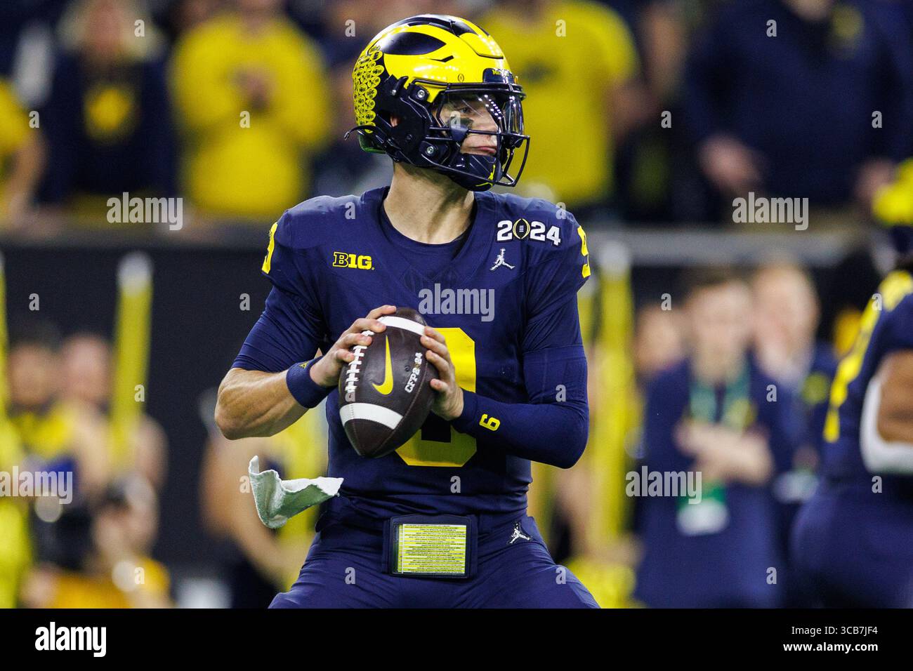8. Januar 2024: Michigan Quarterback J.J. McCarthy (9) gibt den Ball während des College Football Playoff National Championship-Spiels zwischen den Washington Huskies und den Michigan Wolverines im NRG Stadium in Houston, Texas. John Mersits/CSM (Credit Image: © John Mersits/CSM via ZUMA Press Wire) Stockfoto