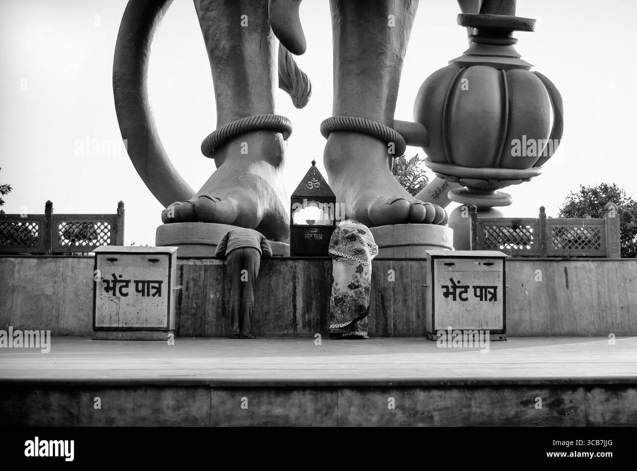 5. Dezember 2016, Delhi, Indien: Hinduistische Gläubige verehren die Statue von Lord Hanuman im Chattarpur-Tempel in Delhi, Indien. (Kreditbild: © Yasser Alaa Mobarak/ZUMA Press Wire) Stockfoto