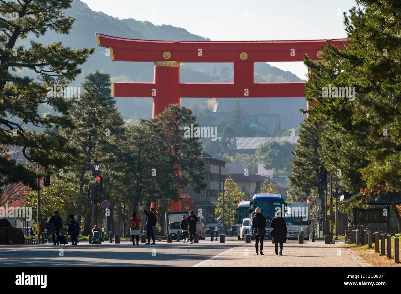 Eine lebhafte Szene des Okazaki Parks, der zum Heian-Jingu-Schrein Grand Torii führt, umgeben von Grün und Gebäuden unter klarem Himmel. Okazaki Seishoji Stockfoto