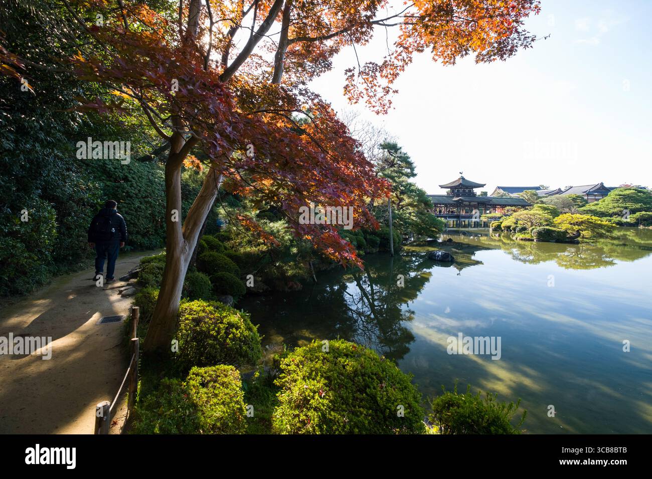 Heian Shrine Garten mit lebhaftem Herbstlaub, einem reflektierenden Teich und klassischen Strukturen, die während eines ein Gefühl von Ruhe und natürlicher Schönheit wecken Stockfoto