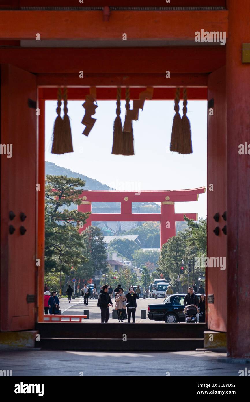 Heian-Jingu-Schrein Grand Torii durch das Heian Jingu Outemmon Tor, das kulturelle und architektonische Bedeutung zeigt, Kyoto, Japan Stockfoto