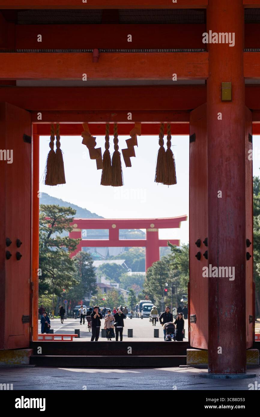 Heian-Jingu-Schrein Grand Torii durch das Heian Jingu Outemmon Tor, das kulturelle und architektonische Bedeutung zeigt, Kyoto, Japan Stockfoto